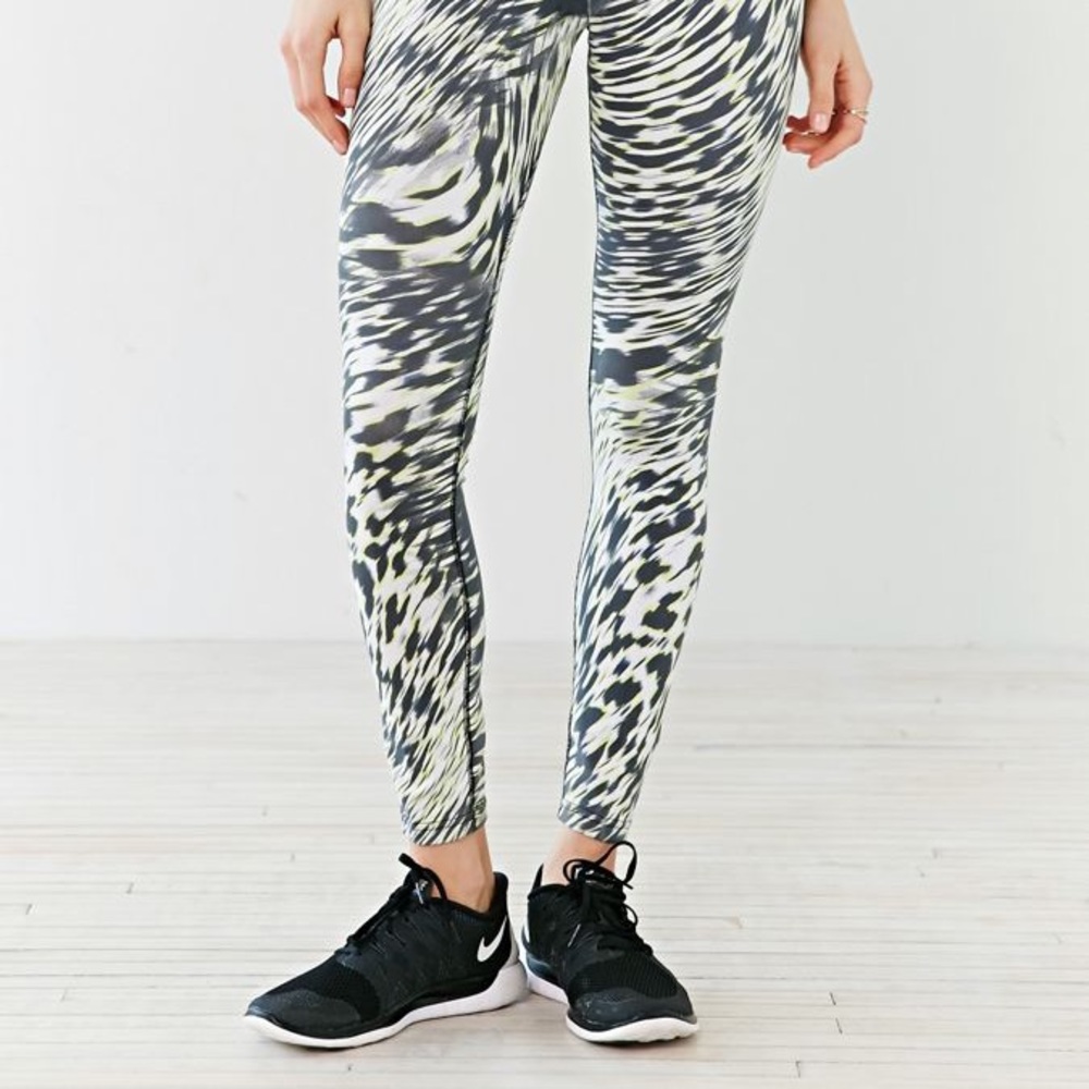 NIKE Windblur Legasee Leggings